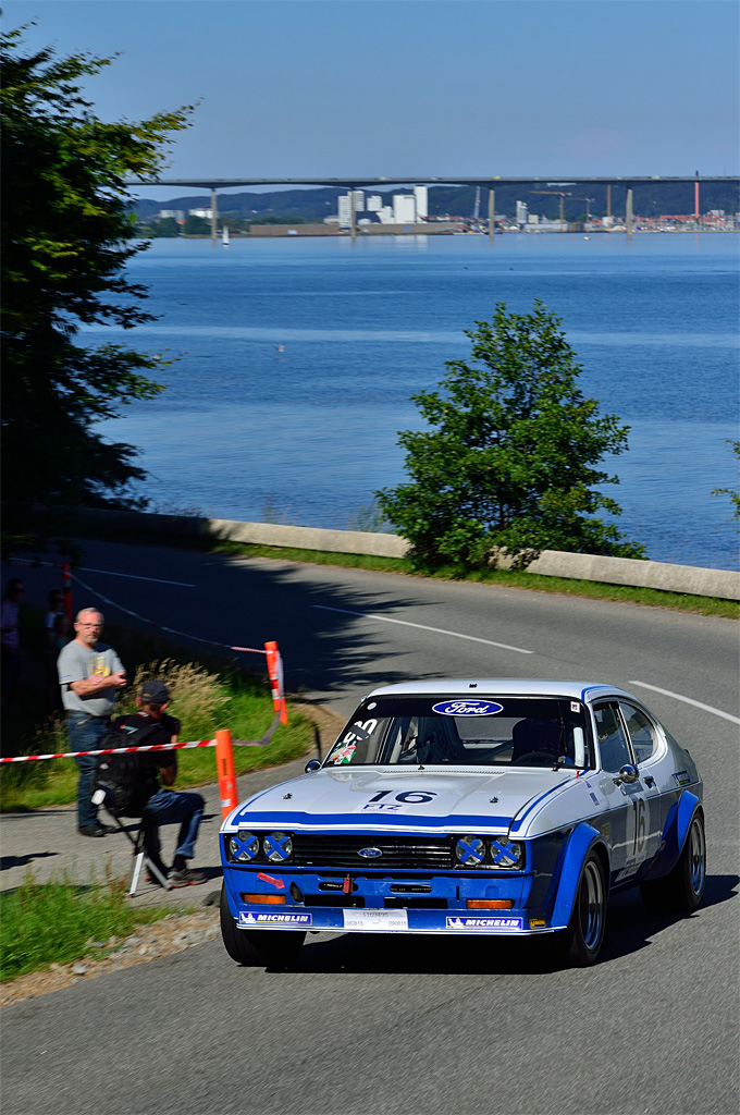 Med Vejle Fjord og motorvejsbroen som smuk staffage kørte Niels Ole Andersen fra Jelling sin Ford Capri 3.0 fra 1981 til en overlegen sejr i Munkebjerg Hillclimb 2015
(Foto: Michael Eisenberg)